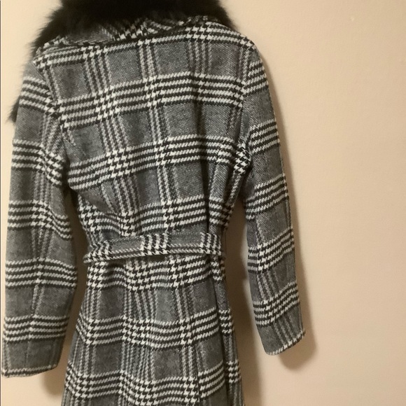NEW Coat from GUESS XL size Premium Quality Coat with Gorgeous Fur - Picture 3 of 7